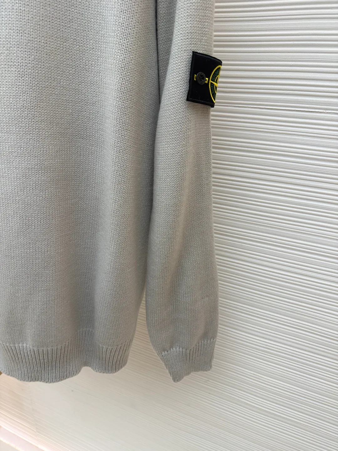 P420 Stonelsland Stone Island arm embroidered logo sweater ●Original version: 3690 purchase and development ●Item number: 1681949-A75 ●Fabric: wool blended fabric ●Technology: knitted ●Color: apricot ●Version: fitted version ●Weight: about 535 grams ●Size: S-M-L-XL ●Description: Made of 30% wool, 50% cotton, 20% spandex. The arm embroidery logo is made of double-layer soft leather, with embroidery logo technology on the surface and embellishment with the brand logo. Comes with laser engraved metal buttons. Garment washing-fixing color-fixing pattern-removing wool impurities. This style is woven with a 7-needle imported machine, with knitted threads on the neck and hem, and embroidered logos on the arms to present the brand vision. The overall wiring is straight and delicate, the fabric is comfortable and soft, and the color is consistent without color difference. It can be matched with the same style to create a fashionable look and control various occasions. Customized accessories, complete with three standards, same style for men and women!